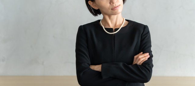 お葬式冬のコート&マフラーどう選ぶ？※画像はイメージです（naka/stock.adobe.com）