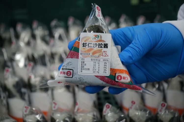 中国・北京の工場で製造された「えびマヨネーズ」味のおにぎり