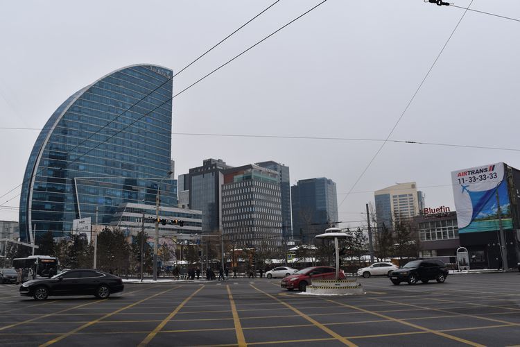 ウランバートルの中心部には近代的なビルが並ぶ
