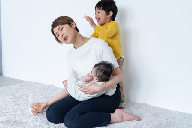 1人で2人の子どもを見るのはひと苦労…　※画像はイメージです（ponta1414/stock.adobe.com）