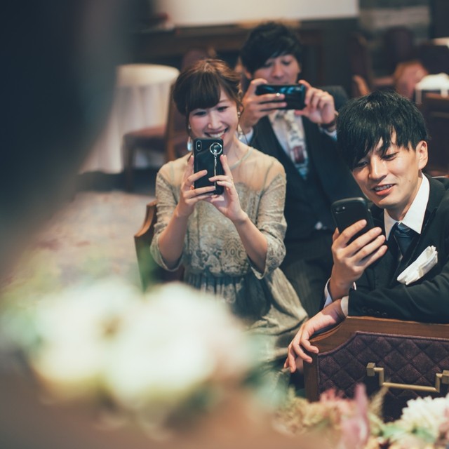 私の結婚式が勝手にSNS中継されてる！　※画像はイメージです（ACworks/photoAC）