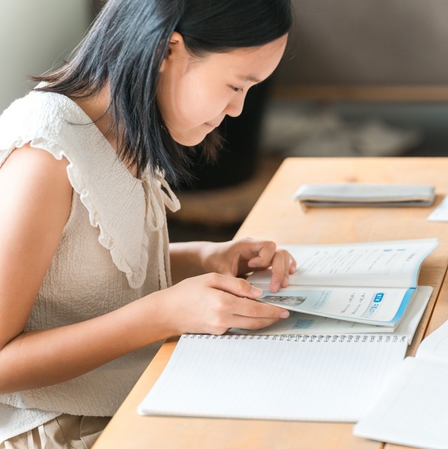 兄が中学受験をしたからといって妹も受験するとは限らない？　※画像はイメージです（FineGraphics/photoAC）