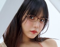 『FRIDAY GOLD 2026 Summer』の表紙＆巻頭を飾った東雲うみ　©講談社