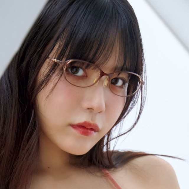 『FRIDAY GOLD 2026 Summer』の表紙＆巻頭を飾った東雲うみ　©講談社