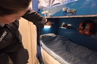 フリゲート艦内の居室で、2段ベッドの自分のスペースを紹介するアマイア・フライシャーさん=2025年2月11日、ノルウェー・ベルゲンの海軍基地、荒ちひろ撮影