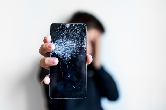 iPhoneが故障！どう対処する？　※画像はイメージです （Graphicroyalty/stock.adobe.com）
