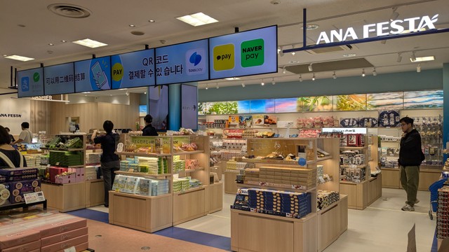 インバウンド需要増の高松空港　土産店が多言語対応にリニューアル