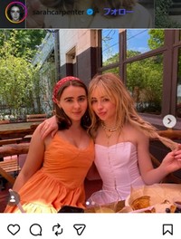 サブリナと2ショット＝サラ・カーペンターのインスタグラム＠sarahcarpenterより