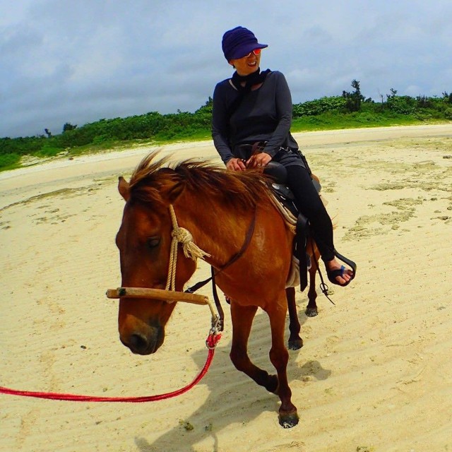 2代目盲導犬・ベーチェルと沖縄へ飛び、乗馬体験（写真提供=セアまり）