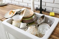 民泊で、自由に使えるように準備した食器類……洗わずそのまま帰るのはありなのか？　写真はイメージです（Pixel-Shot/stock.adobe.com）