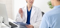 診察をする医師※画像はイメージです（Peak River/stock.adobe.com）