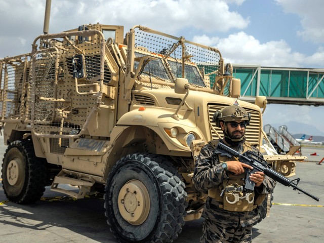 アフガニスタンに残された大量のアメリカ製武器、どこに 「売られて