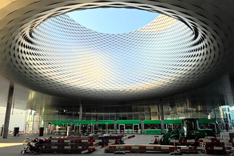 巨大な展示会場は、道路をまたいで建設された