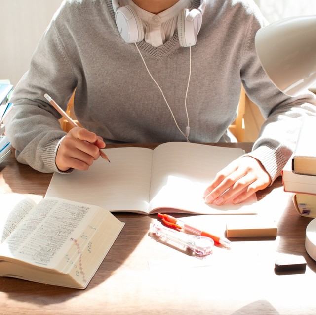 勉強中の休憩は完全に休むと危険？　※画像はイメージです（@nyao/photoAC）