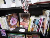 ネオ書房＠ワンダー店の本棚＝東京・神保町