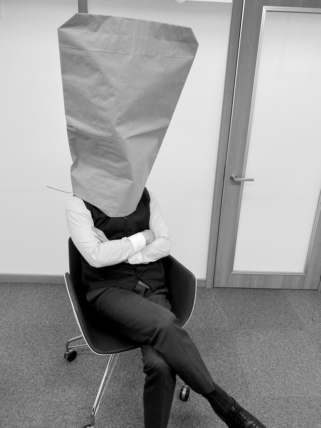 米袋をかぶり「袋の気持ちになって」考えているのは…なんと白石社長ご本人！（提供）