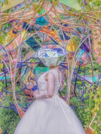 ダイヤモンドは、見る角度によってきらめきが変わる。