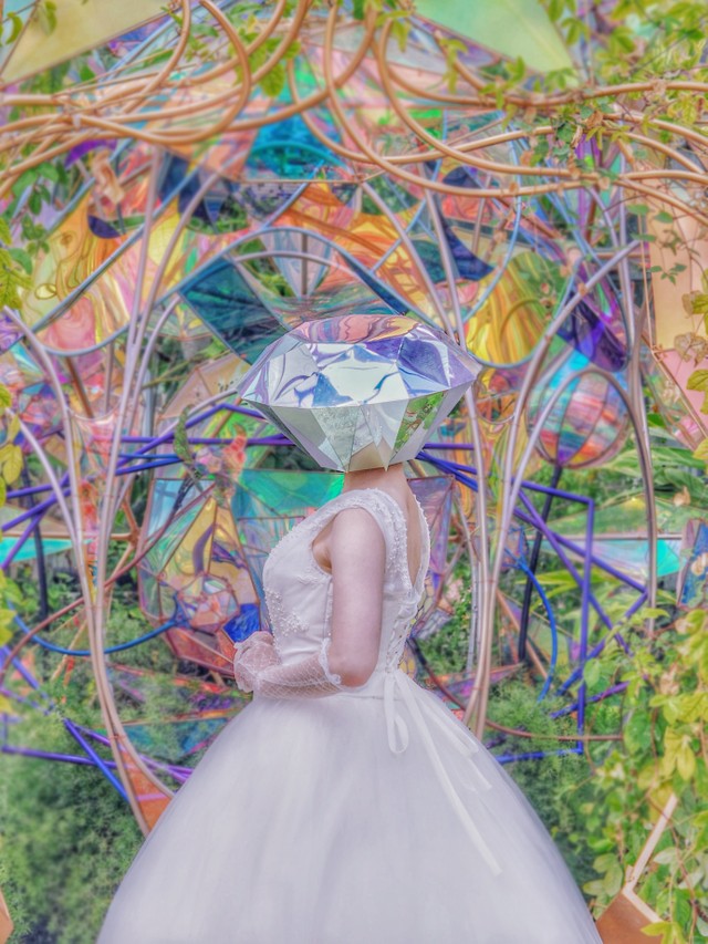 ダイヤモンドは、見る角度によってきらめきが変わる。