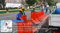 「マニラ首都圏開発庁（MMDA）」による止水版の設置作業の光景。パラニャケ市バランガイ・サンディオニシオ前にあるサントス通りにて（フジ鋼業提供）