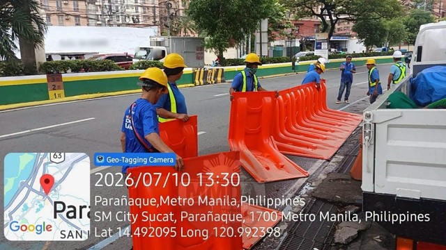 「マニラ首都圏開発庁（MMDA）」による止水版の設置作業の光景。パラニャケ市バランガイ・サンディオニシオ前にあるサントス通りにて（フジ鋼業提供）