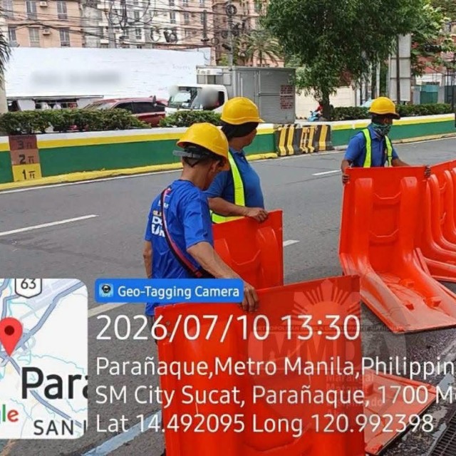 「マニラ首都圏開発庁（MMDA）」による止水版の設置作業の光景。パラニャケ市バランガイ・サンディオニシオ前にあるサントス通りにて（フジ鋼業提供）