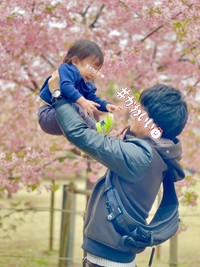 妻が撮った、桜の下の映え写真。一方、夫が撮った母子ショットは……（画像提供：もみじさん @akkaagnue）