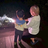 ママと一緒に花火を楽しむ息子さん（画像提供：ちぬ 3yさん）