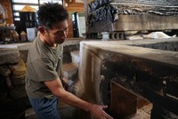 シーズンオフ中の砂糖小屋で話を聞きました（撮影：筆者）
