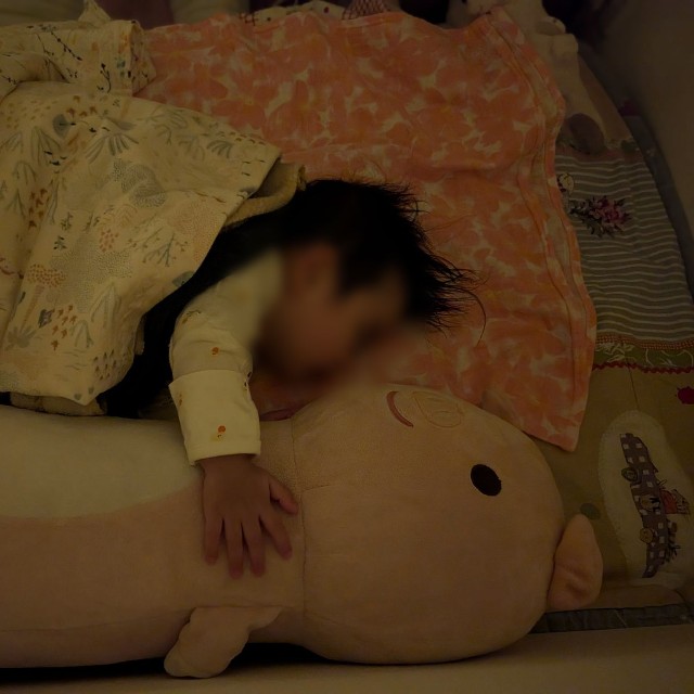 母→ぶたに変身の術！安心して寝る娘さん／「ちき・結婚8年目」さん（@tntuun）提供