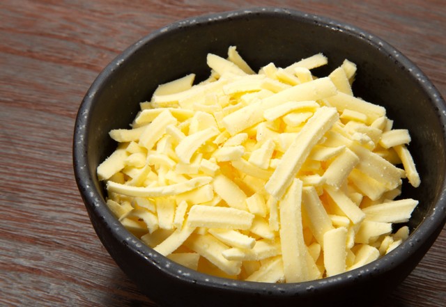 オクラにピザ用チーズをのせてチーズ焼きに！※画像はイメージです（Caito/stock.adobe.com）