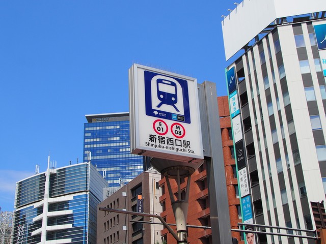 新宿西口駅は都営大江戸線の駅だが、丸ノ内線新宿駅の駅ナンバー「M08」が見られた