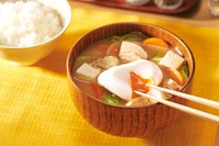 シーチキンLを使った「シーチキンの旨みまるごとおみそ汁」（提供：はごろもフーズ）
