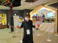 お客さんを呼び込もうと張り切るスタッフ