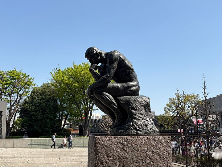 オーギュスト・ロダン《考える人(拡大作)》国立西洋美術館。「人間の人間らしさを尊重する姿勢」……肝心なのは、私たちが本書をどう読み、どう受け取るかである。さらに言えば、これからどのように考え、行動していくかである。