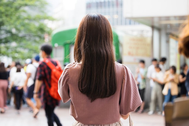 友人と駅へ向かう途中に起きた出来事　※この画像はイメージです（paru/stock.adobe.com）