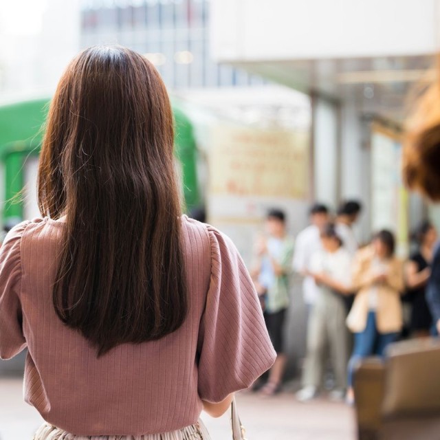 友人と駅へ向かう途中に起きた出来事　※この画像はイメージです（paru/stock.adobe.com）
