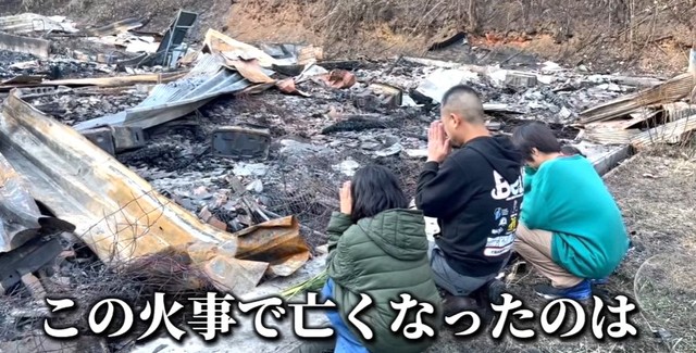 住宅と犬舎が全焼し、プードルやハスキーなど約100匹の犬が命を落とす火災現場を訪れたBellのメンバー（Bellさん提供、Instagramよりキャプチャ撮影）