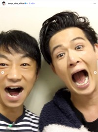 関沢圭司さん（左）と新納慎也さん（新納慎也さんの公式インスタグラムから）