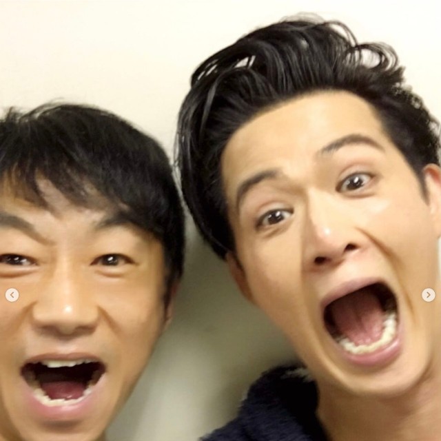 関沢圭司さん（左）と新納慎也さん（新納慎也さんの公式インスタグラムから）