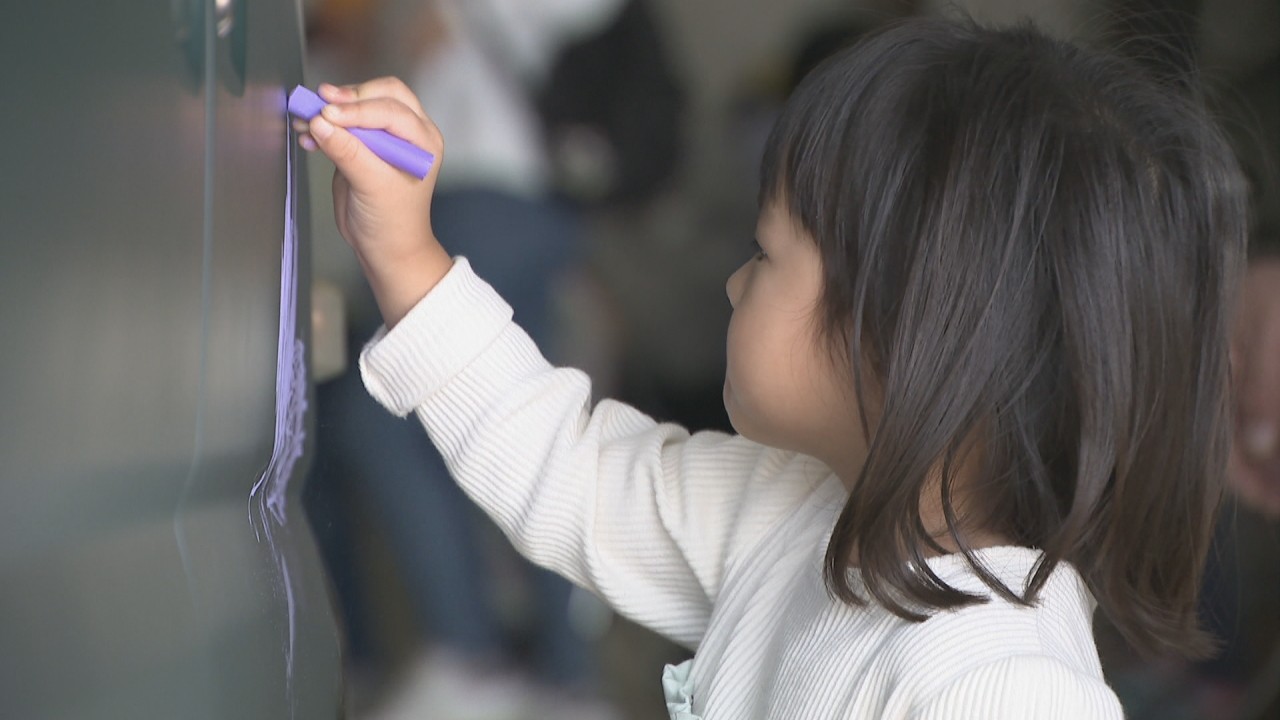 車体に落書きし放題 コクバンカー が高松市のイベントでお披露目 Ksbニュース Ksb瀬戸内海放送 車体に落書きし放題 コクバンカー が高松市のイベントでお披露目 Ksbニュース Ksb瀬戸内海放送