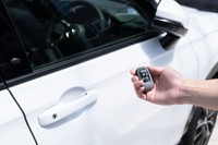 新車とスマートキー※画像はイメージです（あんみつ姫/stock.adobe.com）
