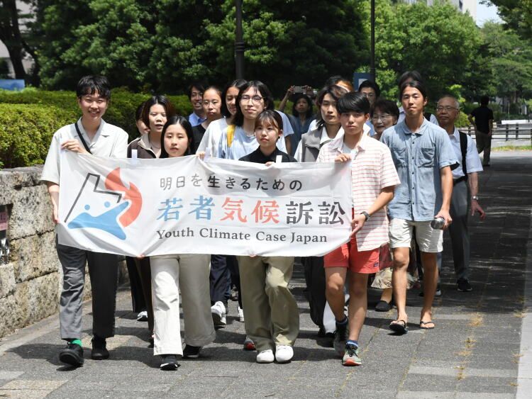 名古屋地裁に入る気候変動訴訟の原告の若者たち