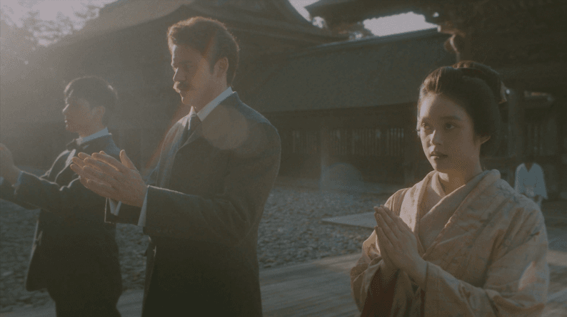 ヘブンとトキ（髙石あかり）が結婚を誓うシーンの撮影は出雲大社の一部で行なった。この場所に、海外の俳優としてはトミーが初めて入ったという　(C)NHK