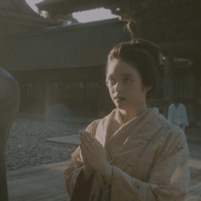 ヘブンとトキ（髙石あかり）が結婚を誓うシーンの撮影は出雲大社の一部で行なった。この場所に、海外の俳優としてはトミーが初めて入ったという　(C)NHK