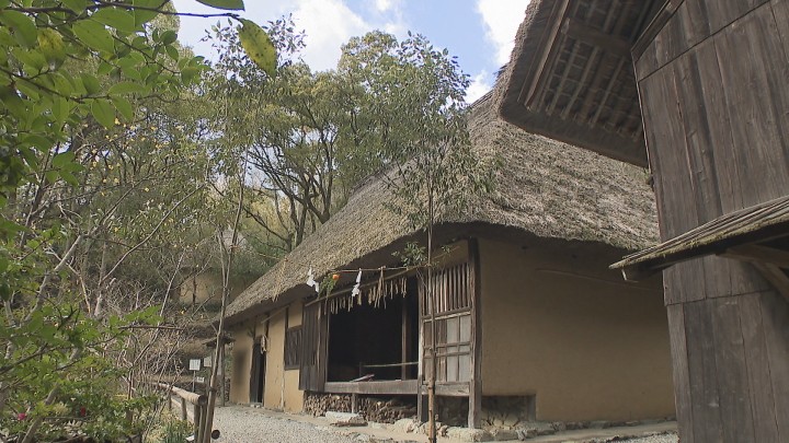 33.五葉松しめ縄 四国の伝統的な正月飾り 四国村で展示 香川 | KSBニュース | KSB瀬戸内