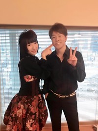 宮脇舞依さん（左）と叔父のお笑いタレント陣内智則さん（宮脇さんの公式X、2018年12月9日の投稿から）