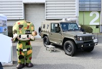 自衛隊の車両とまもるくん
