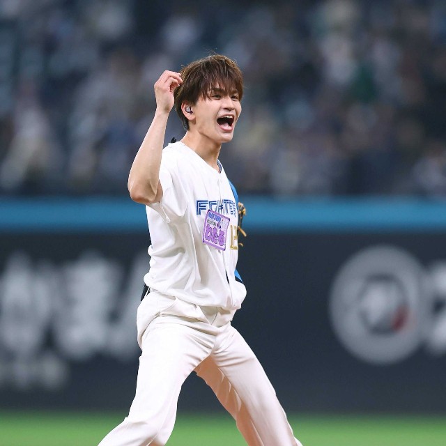 ファーストピッチセレモニーで投球するMATSURI・鈴木渉