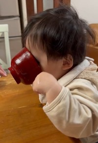 すごい勢いでお椀にかぶりつくしーくん（ona_ona_16_さんThreadsより）