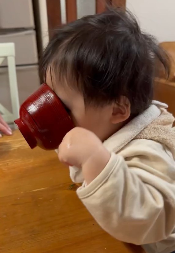 すごい勢いでお椀にかぶりつくしーくん（ona_ona_16_さんThreadsより）